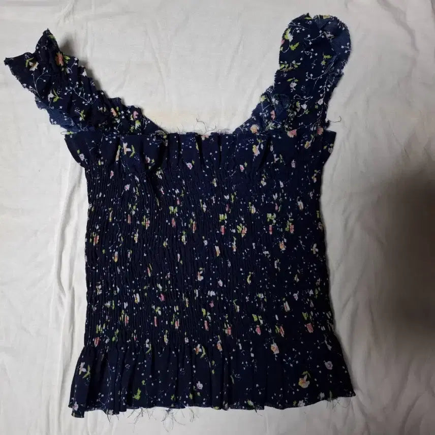 [BUNJANG] Ablly Sleeveless Blouse / 플라워 스모크 슬리브리스 블라우스 에이블리 네이비