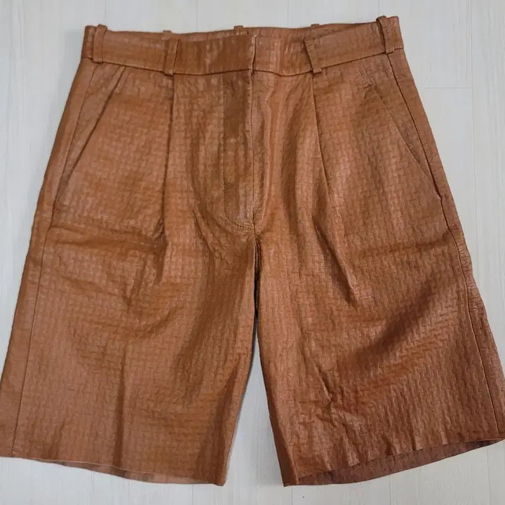 [BUNJANG] COS Atelier Embossed Bermuda Leather Shorts / (29)COS 아틀리에 엠보스드 버뮤다 가죽 반바지 판매합니다