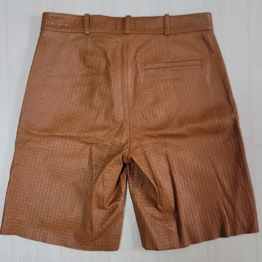 [BUNJANG] COS Atelier Embossed Bermuda Leather Shorts / (29)COS 아틀리에 엠보스드 버뮤다 가죽 반바지 판매합니다