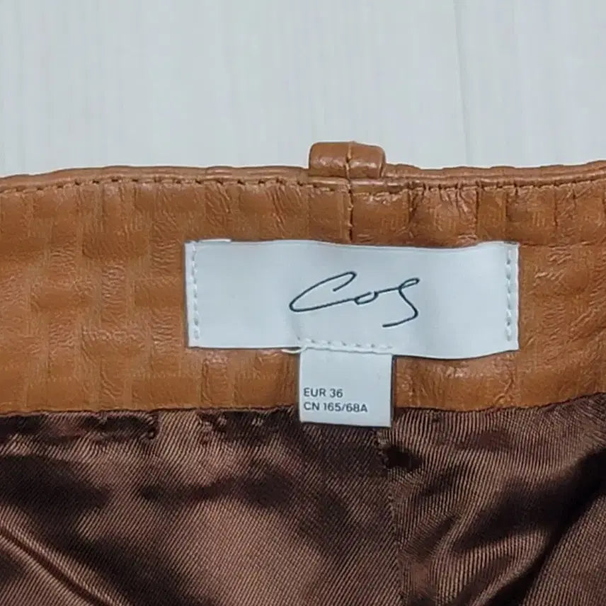 [BUNJANG] COS Atelier Embossed Bermuda Leather Shorts / (29)COS 아틀리에 엠보스드 버뮤다 가죽 반바지 판매합니다