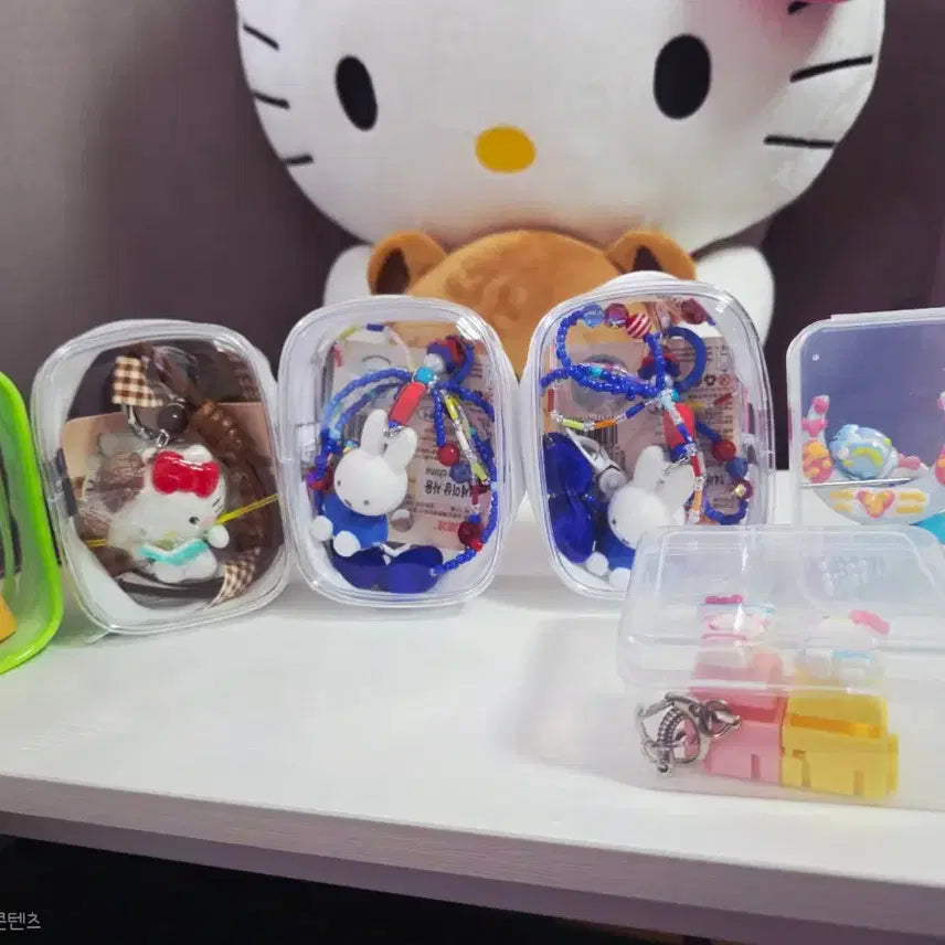 [BUNJANG] Sanrio Hello Kitty Flight Attendant Coin Bank with Mini Keychain / 산리오 헬로키티 승무원 저금통 + 키링 증정 / 새상품 / 박스O