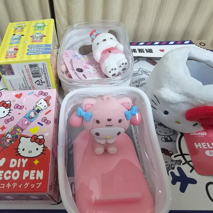 [BUNJANG] Sanrio Hello Kitty Flight Attendant Coin Bank with Mini Keychain / 산리오 헬로키티 승무원 저금통 + 키링 증정 / 새상품 / 박스O