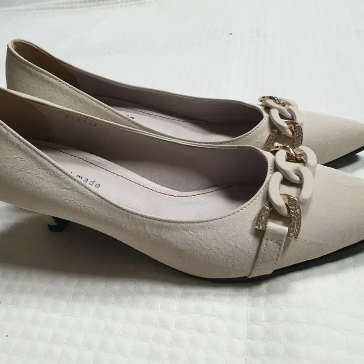 [BUNJANG] VOGA Ivory Chain Embellished Pumps 240 / VOGA 체인 장식 아이보리 펌프스힐 240