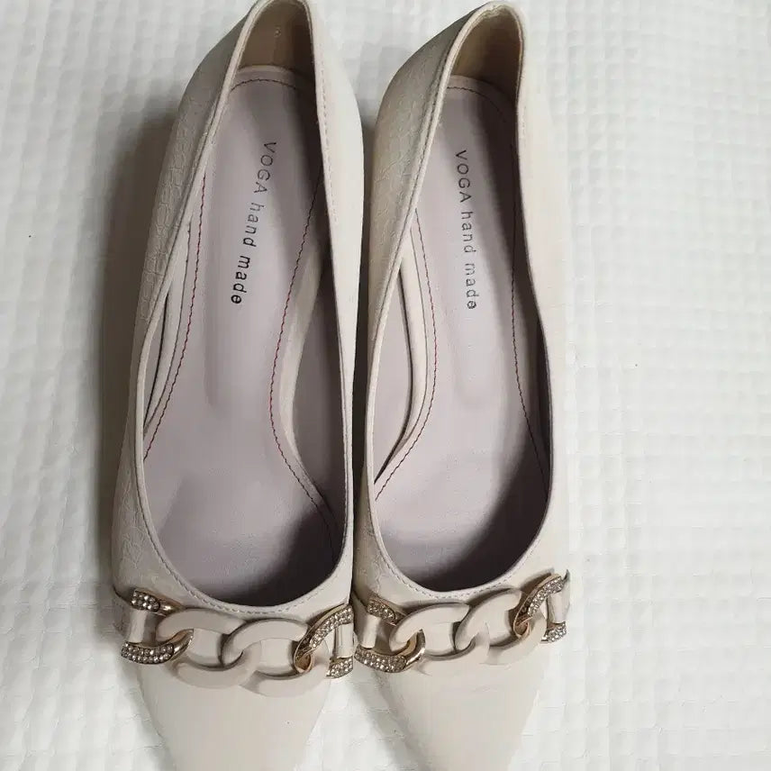 [BUNJANG] VOGA Ivory Chain Embellished Pumps 240 / VOGA 체인 장식 아이보리 펌프스힐 240