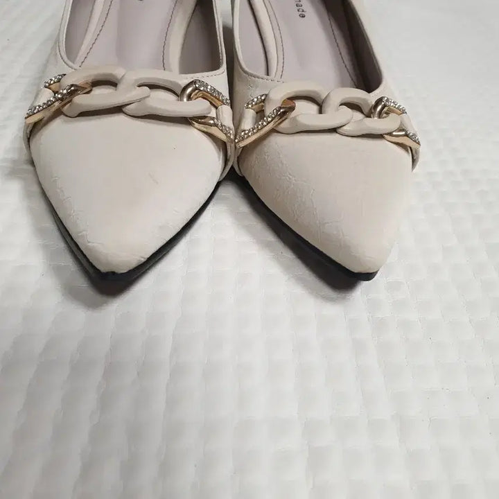[BUNJANG] VOGA Ivory Chain Embellished Pumps 240 / VOGA 체인 장식 아이보리 펌프스힐 240