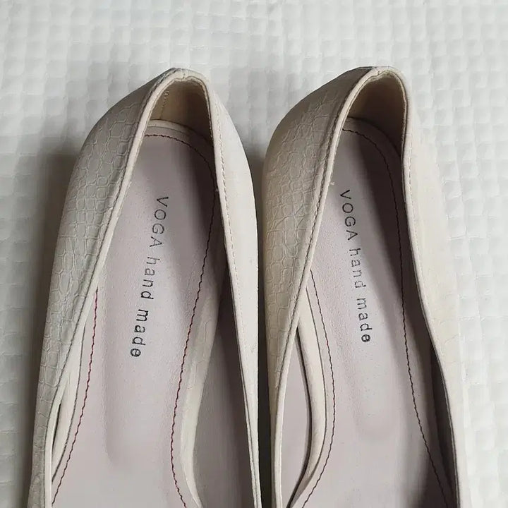 [BUNJANG] VOGA Ivory Chain Embellished Pumps 240 / VOGA 체인 장식 아이보리 펌프스힐 240
