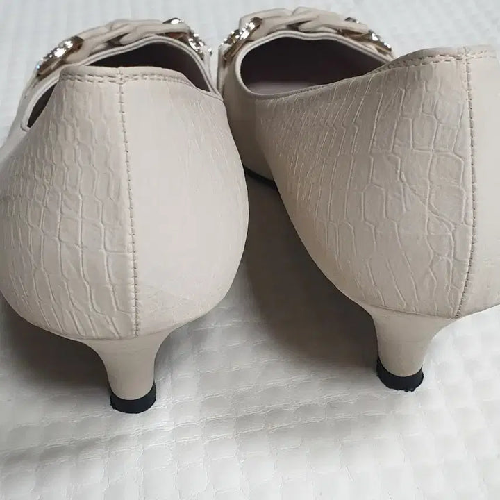 [BUNJANG] VOGA Ivory Chain Embellished Pumps 240 / VOGA 체인 장식 아이보리 펌프스힐 240