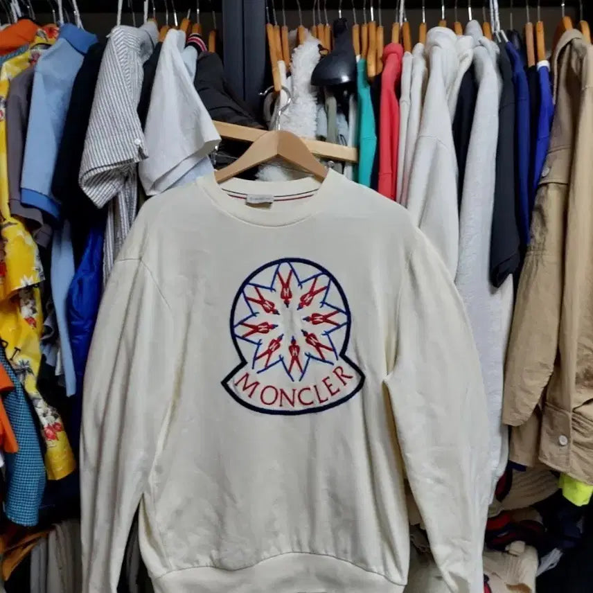 [BUNJANG] Moncler Logo Embroidered Sweatshirt Ivory L / 몽클레어 로고 자수 맨투맨 아이보리 L 백화점판