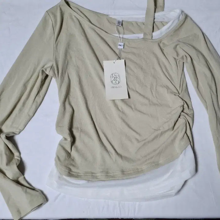 [BUNJANG] Lilly &amp; Ko Asymmetrical Off-Shoulder Layered Colorblock T-Shirt / 리리앤코 언발 오프숄더 레이어드 배색 티셔츠 1