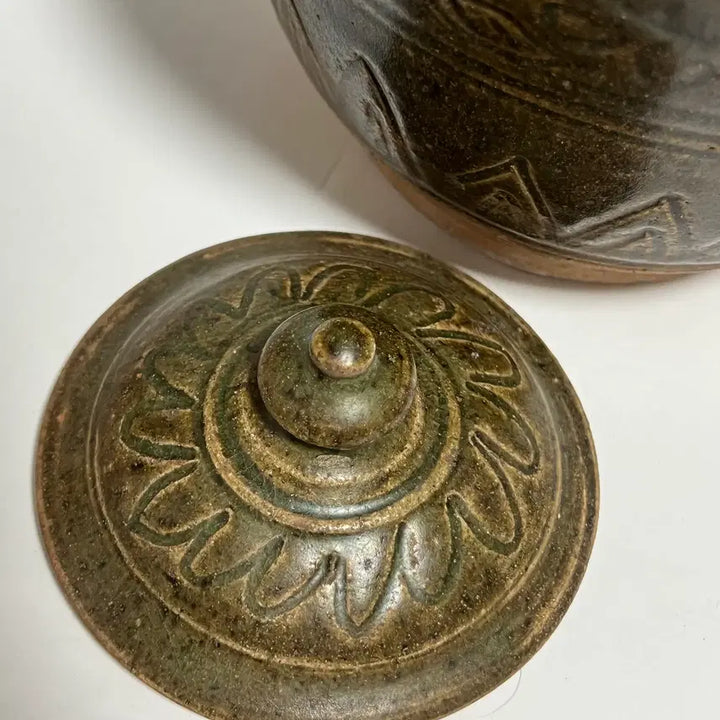 [BUNJANG] Chinese Celadon Porcelain Jar with Fish and Gecko Motif / 어해문 도롱뇽 첩부 유개호 [중국도자기]