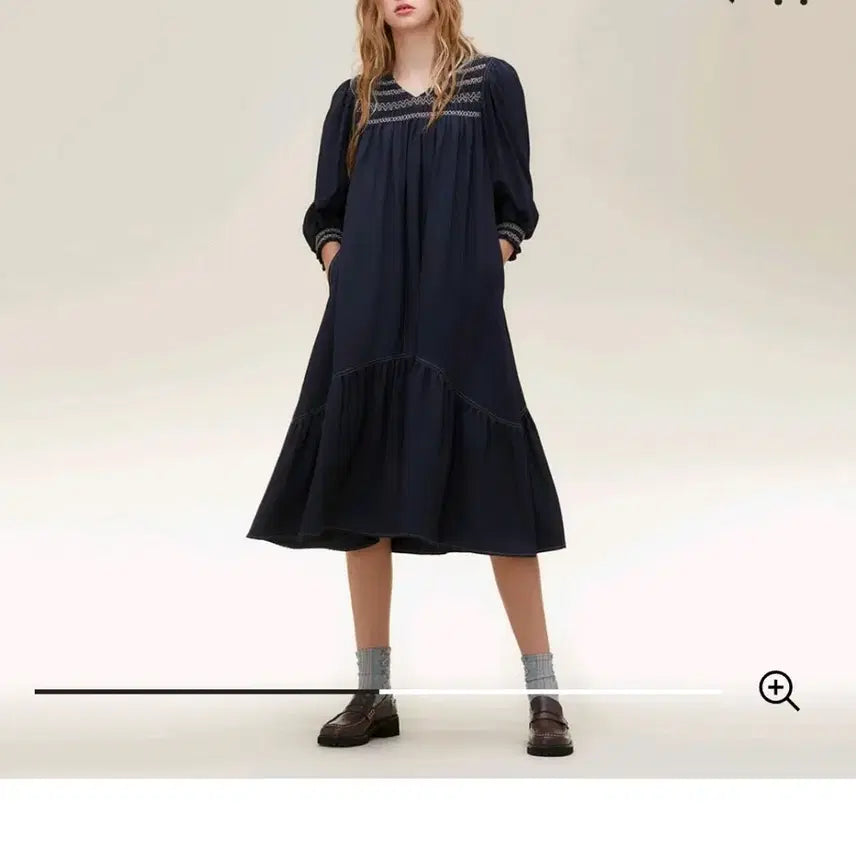 [BUNJANG] Thursday Island Smocking Embroidered Flare Dress / 22년도 써스데이아일랜드) 스모킹 자수 원피스