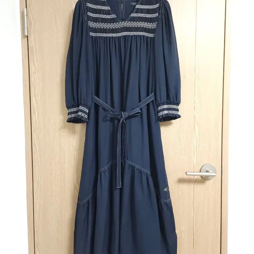 [BUNJANG] Thursday Island Smocking Embroidered Flare Dress / 22년도 써스데이아일랜드) 스모킹 자수 원피스