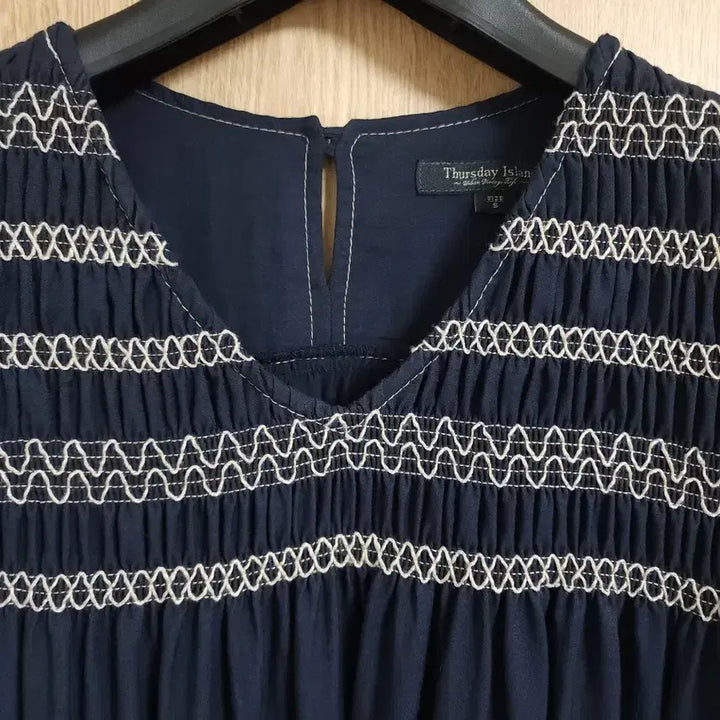 [BUNJANG] Thursday Island Smocking Embroidered Flare Dress / 22년도 써스데이아일랜드) 스모킹 자수 원피스