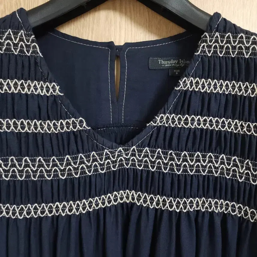 [BUNJANG] Thursday Island Smocking Embroidered Flare Dress / 22년도 써스데이아일랜드) 스모킹 자수 원피스
