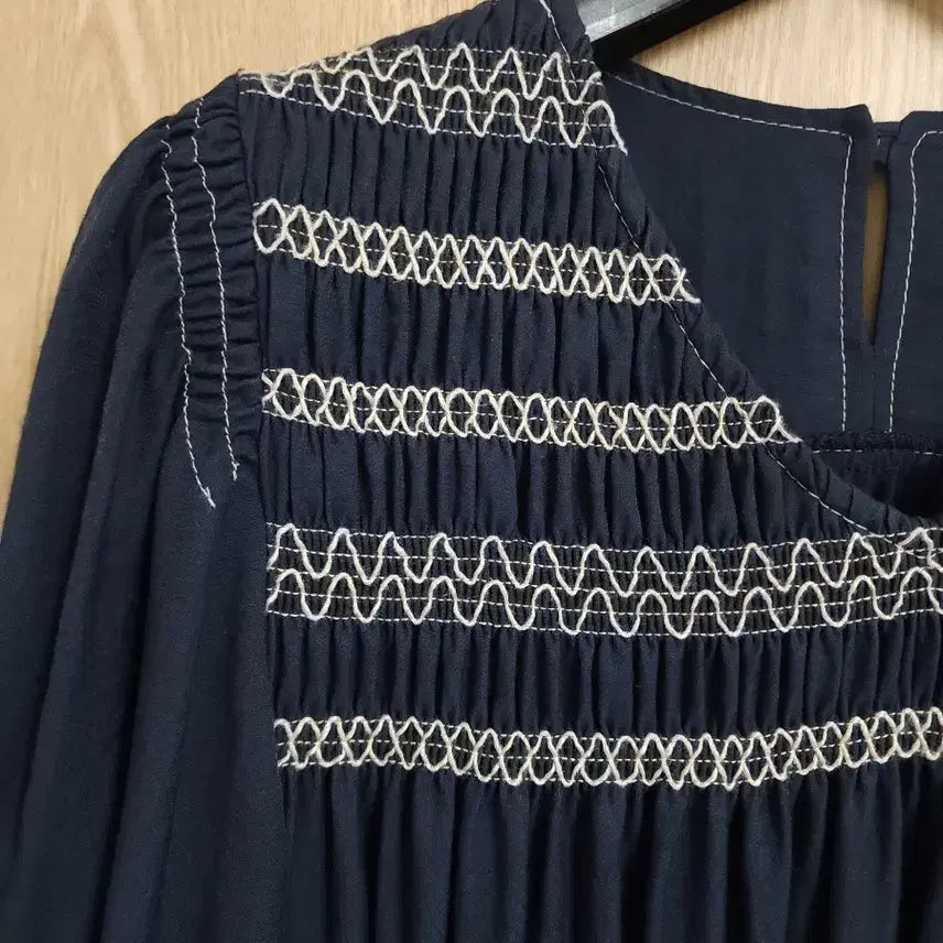 [BUNJANG] Thursday Island Smocking Embroidered Flare Dress / 22년도 써스데이아일랜드) 스모킹 자수 원피스
