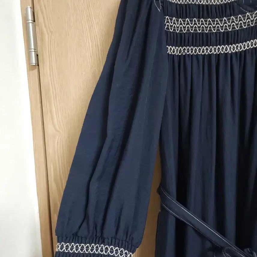 [BUNJANG] Thursday Island Smocking Embroidered Flare Dress / 22년도 써스데이아일랜드) 스모킹 자수 원피스
