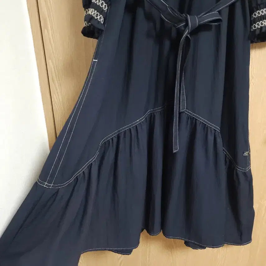 [BUNJANG] Thursday Island Smocking Embroidered Flare Dress / 22년도 써스데이아일랜드) 스모킹 자수 원피스