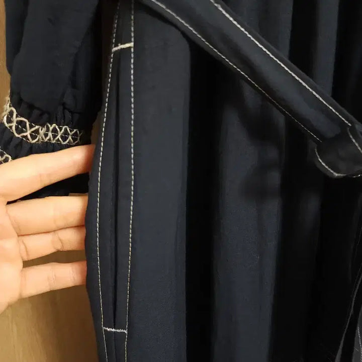 [BUNJANG] Thursday Island Smocking Embroidered Flare Dress / 22년도 써스데이아일랜드) 스모킹 자수 원피스