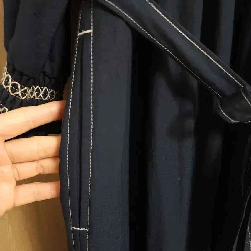[BUNJANG] Thursday Island Smocking Embroidered Flare Dress / 22년도 써스데이아일랜드) 스모킹 자수 원피스