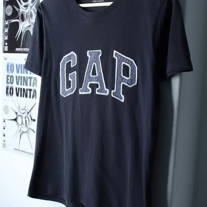 [SOLD OUT] (XS-S) 갭 반팔 티셔츠 빅로고 Y2K 차콜 에이징-180EB