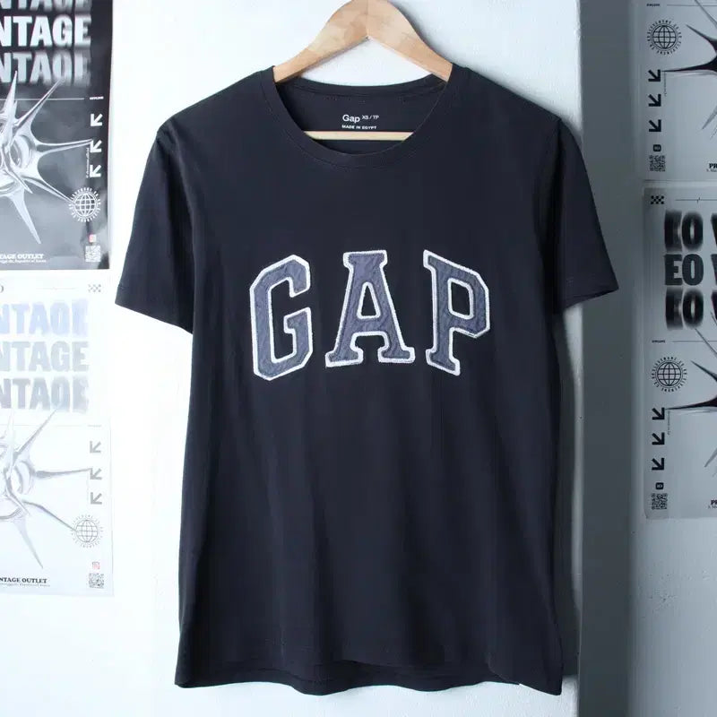 [SOLD OUT] (XS-S) 갭 반팔 티셔츠 빅로고 Y2K 차콜 에이징-180EB