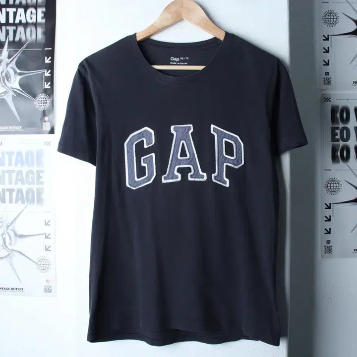 [SOLD OUT] (XS-S) 갭 반팔 티셔츠 빅로고 Y2K 차콜 에이징-180EB