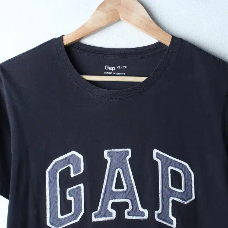 [SOLD OUT] (XS-S) 갭 반팔 티셔츠 빅로고 Y2K 차콜 에이징-180EB