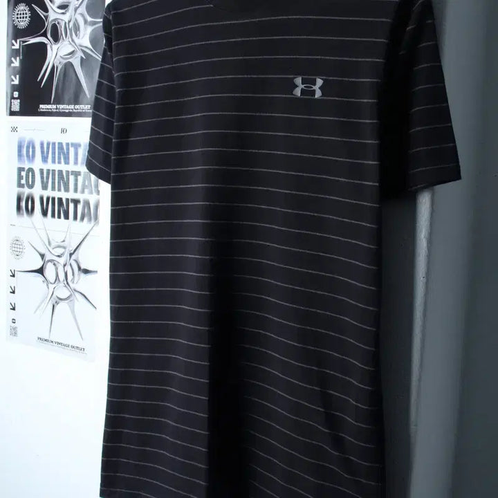 [BUNJANG] Under Armour Striped Black Short Sleeve T-shirt / (S-M) 언더아머 반팔 티셔츠 스트라이프 블랙 올드스쿨-180EC