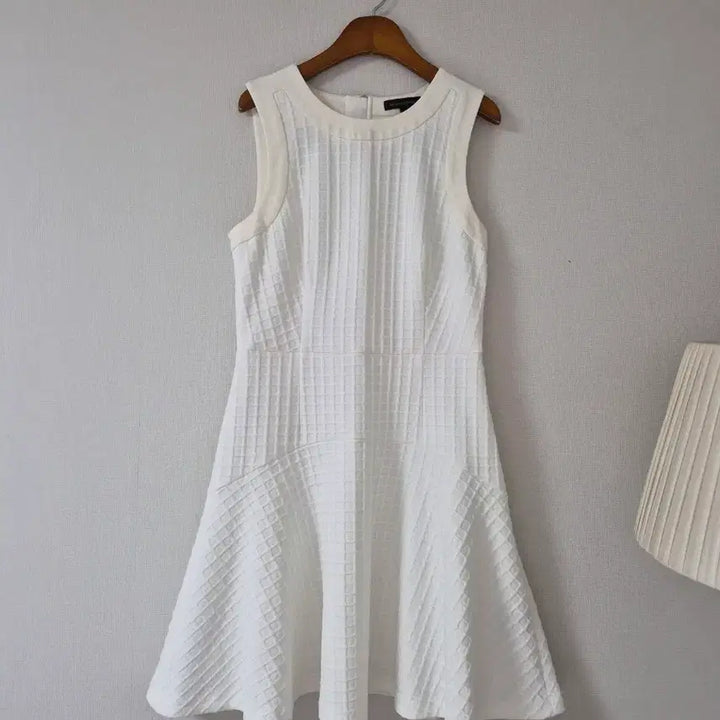 [BUNJANG] Banana Republic Textured White Flare Dress / [바나나리퍼블릭] 화이트 텍스쳐 플레어 원피스