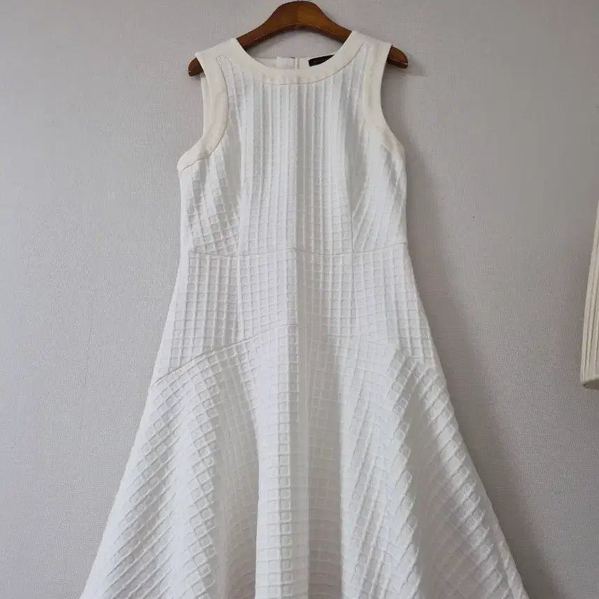 [BUNJANG] Banana Republic Textured White Flare Dress / [바나나리퍼블릭] 화이트 텍스쳐 플레어 원피스