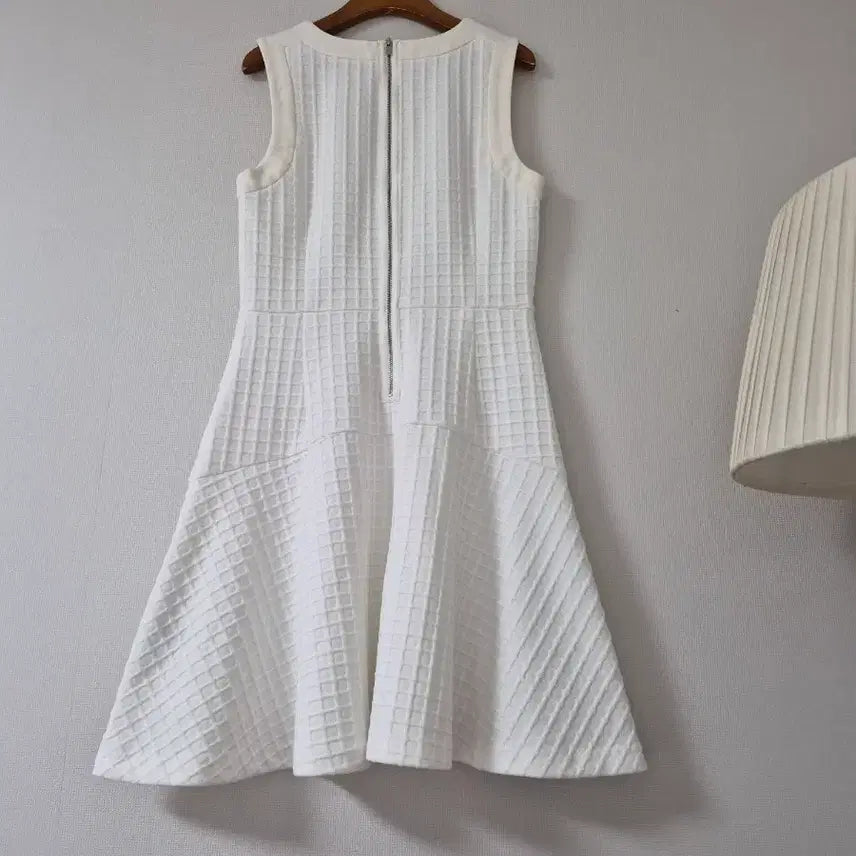 [BUNJANG] Banana Republic Textured White Flare Dress / [바나나리퍼블릭] 화이트 텍스쳐 플레어 원피스