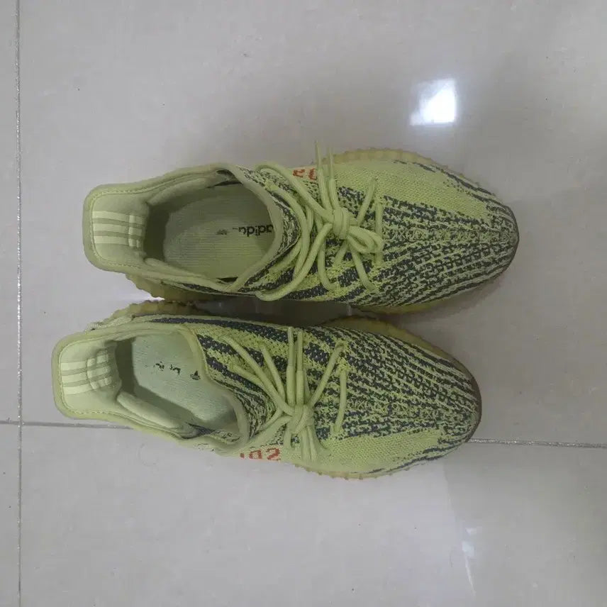 [BUNJANG] Adidas Yeezy Boost 350 V2 Yecheil Sneakers / 예브라(270)아디다스 이지부스트 350 V2 Yecheil 그린