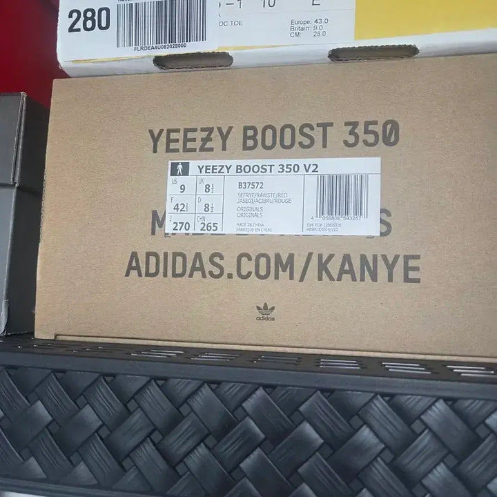 [BUNJANG] Adidas Yeezy Boost 350 V2 Yecheil Sneakers / 예브라(270)아디다스 이지부스트 350 V2 Yecheil 그린