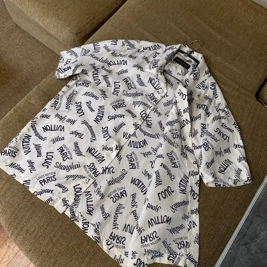 [SOLD OUT] 루이비통 시티 로고 프린트 실크셔츠 ㅡ 105사이즈