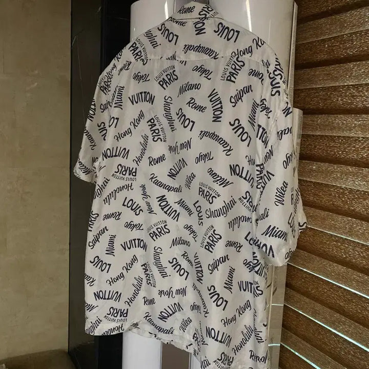 [SOLD OUT] 루이비통 시티 로고 프린트 실크셔츠 ㅡ 105사이즈