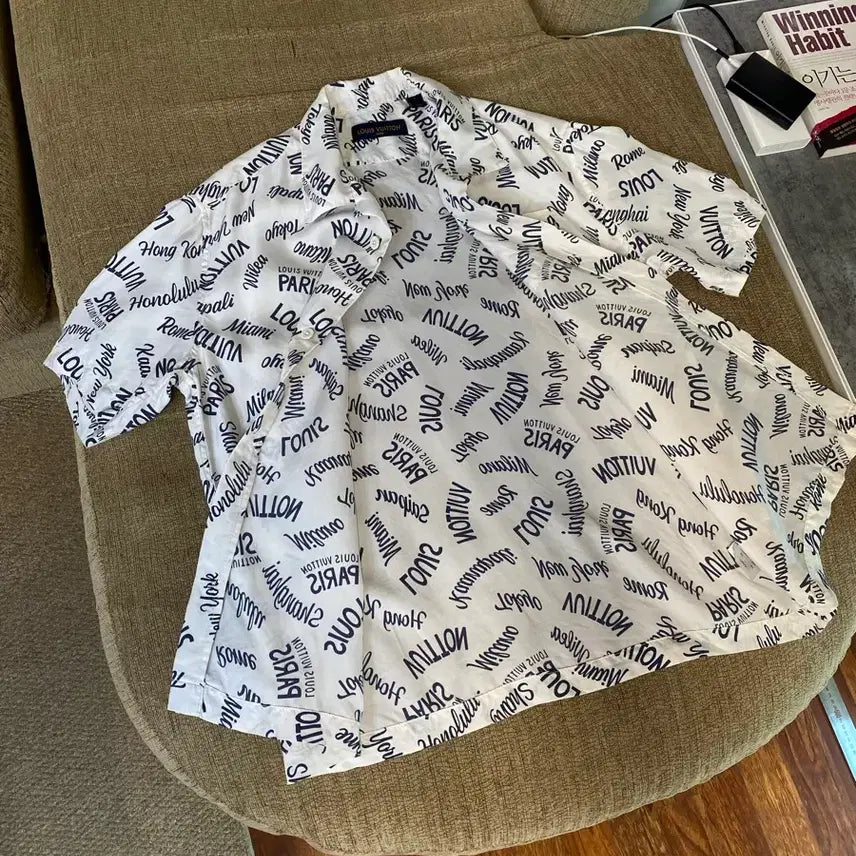 [SOLD OUT] 루이비통 시티 로고 프린트 실크셔츠 ㅡ 105사이즈