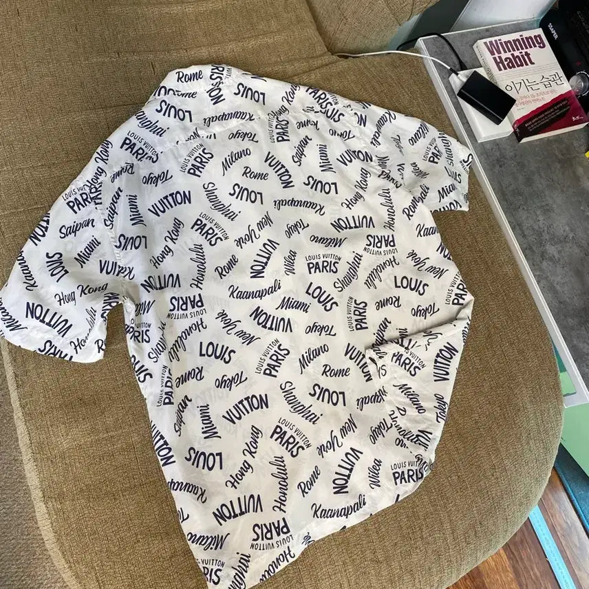 [SOLD OUT] 루이비통 시티 로고 프린트 실크셔츠 ㅡ 105사이즈