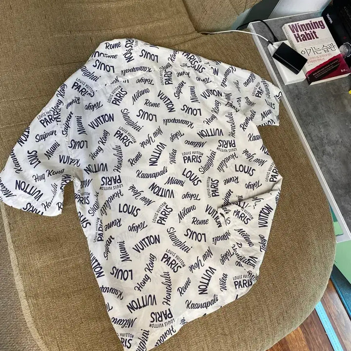 [SOLD OUT] 루이비통 시티 로고 프린트 실크셔츠 ㅡ 105사이즈