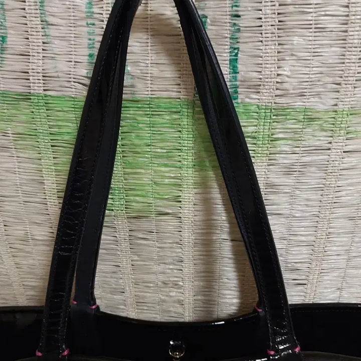 [BUNJANG] Metrocity Black Tote Bag with Charm / 메트로시티 블랙 토트백 가방 참 장식
