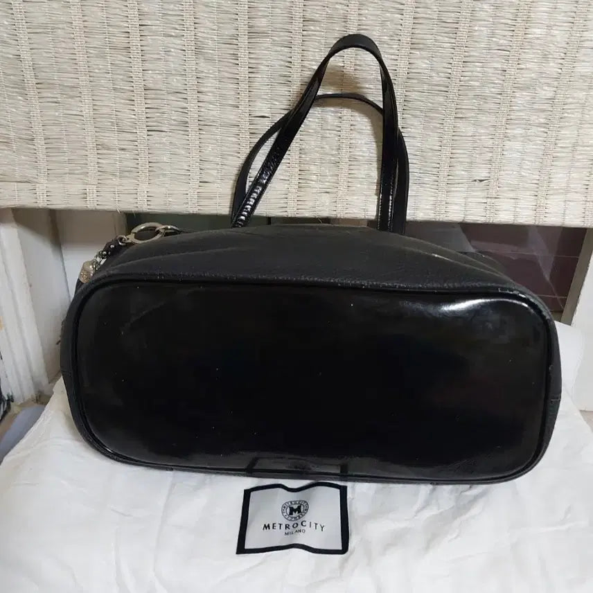 [BUNJANG] Metrocity Black Tote Bag with Charm / 메트로시티 블랙 토트백 가방 참 장식