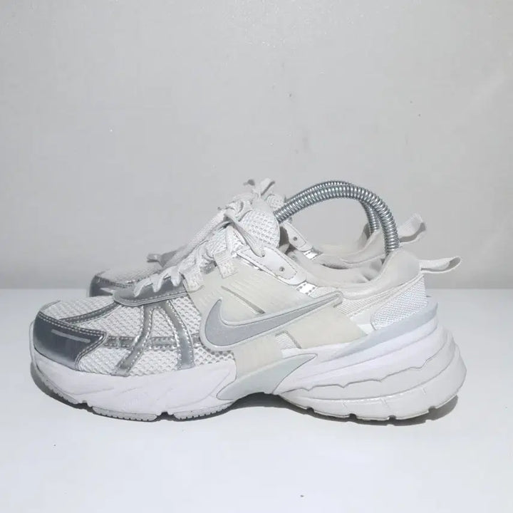 [SOLD OUT] 나이키 우먼 V2K 러닝화(245)