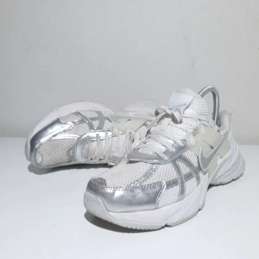 [SOLD OUT] 나이키 우먼 V2K 러닝화(245)