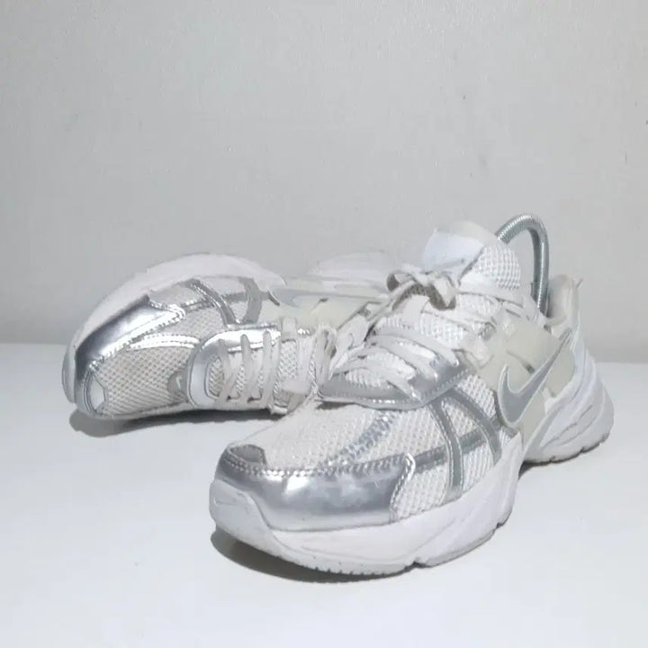 [SOLD OUT] 나이키 우먼 V2K 러닝화(245)
