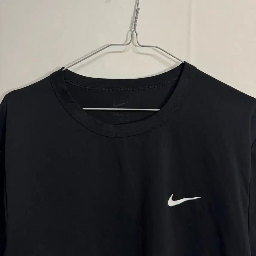 [SOLD OUT] 나이키 드라이핏 스우시 반팔 티셔츠