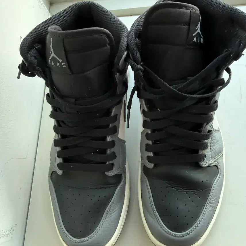[BUNJANG] Nike Air Jordan 1 Mid Smoke Grey Sneakers / 나이키 에어 조던 1 미드 스모크 그레이 275