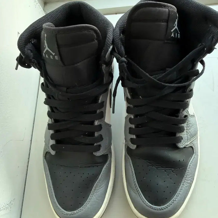 [BUNJANG] Nike Air Jordan 1 Mid Smoke Grey Sneakers / 나이키 에어 조던 1 미드 스모크 그레이 275