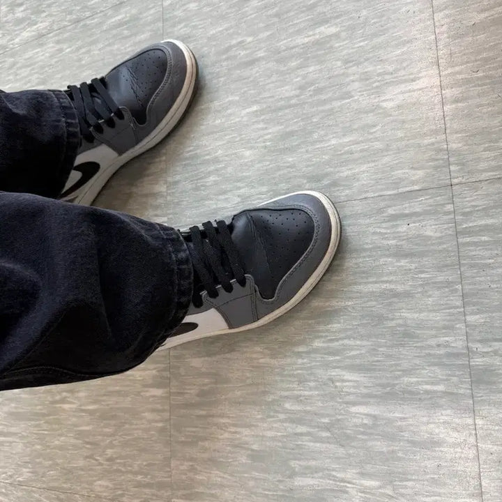 [BUNJANG] Nike Air Jordan 1 Mid Smoke Grey Sneakers / 나이키 에어 조던 1 미드 스모크 그레이 275