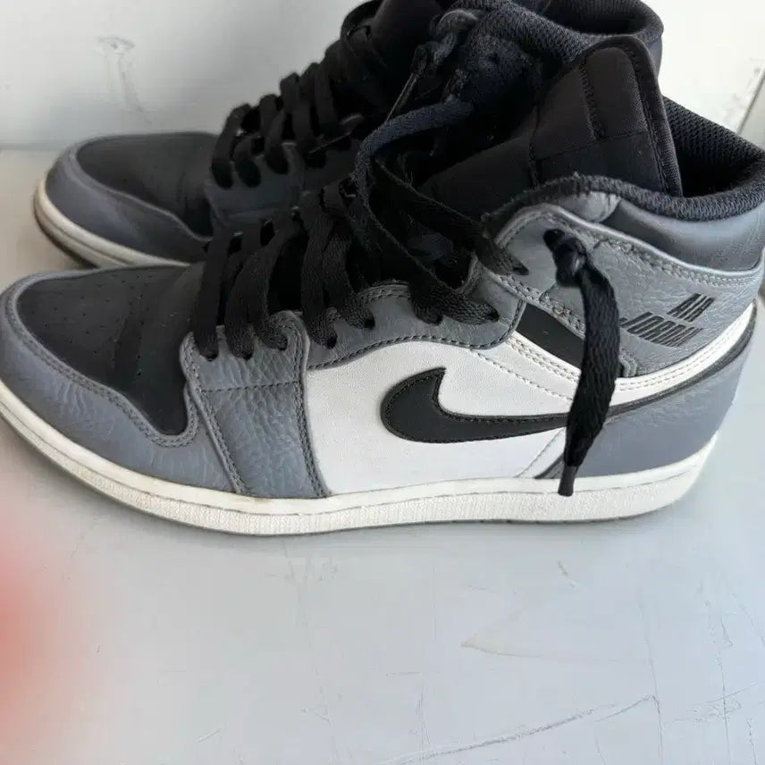 [BUNJANG] Nike Air Jordan 1 Mid Smoke Grey Sneakers / 나이키 에어 조던 1 미드 스모크 그레이 275