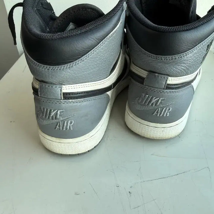[BUNJANG] Nike Air Jordan 1 Mid Smoke Grey Sneakers / 나이키 에어 조던 1 미드 스모크 그레이 275
