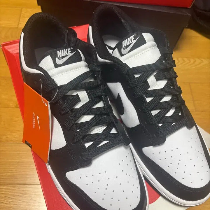 [SOLD OUT] 나이키 덩크 로우 레트로 블랙 화이트 275 새상품